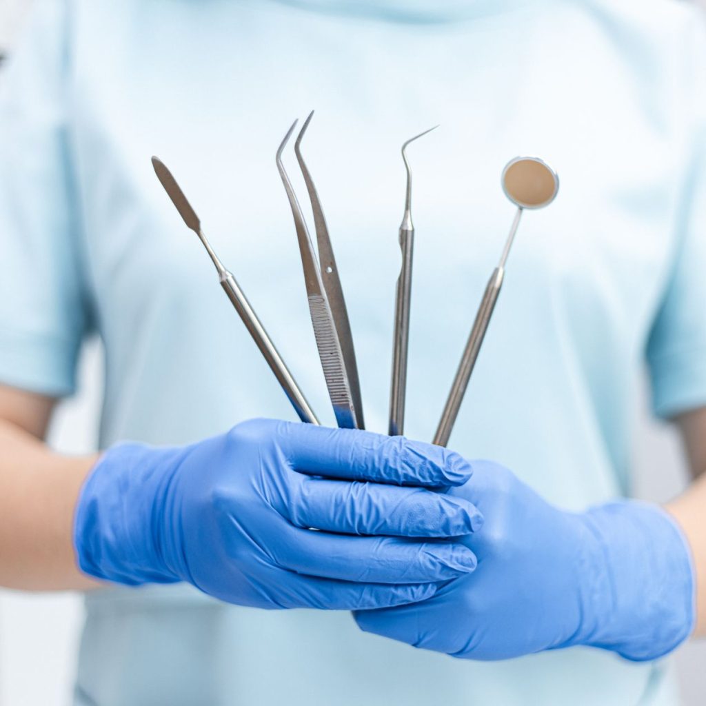 Eldivenli elde dental aletler