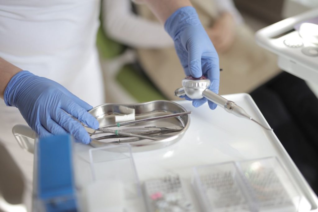 Sterilizasyon için hazırlanan dental aletler